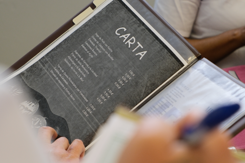 Alumno apuntando comanda